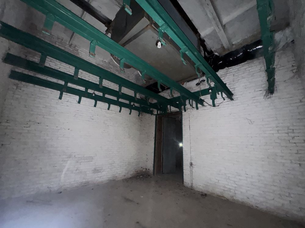 Здание многофункциональное юго-западнее д. Хойники, площадью 1006.4 кв.м.