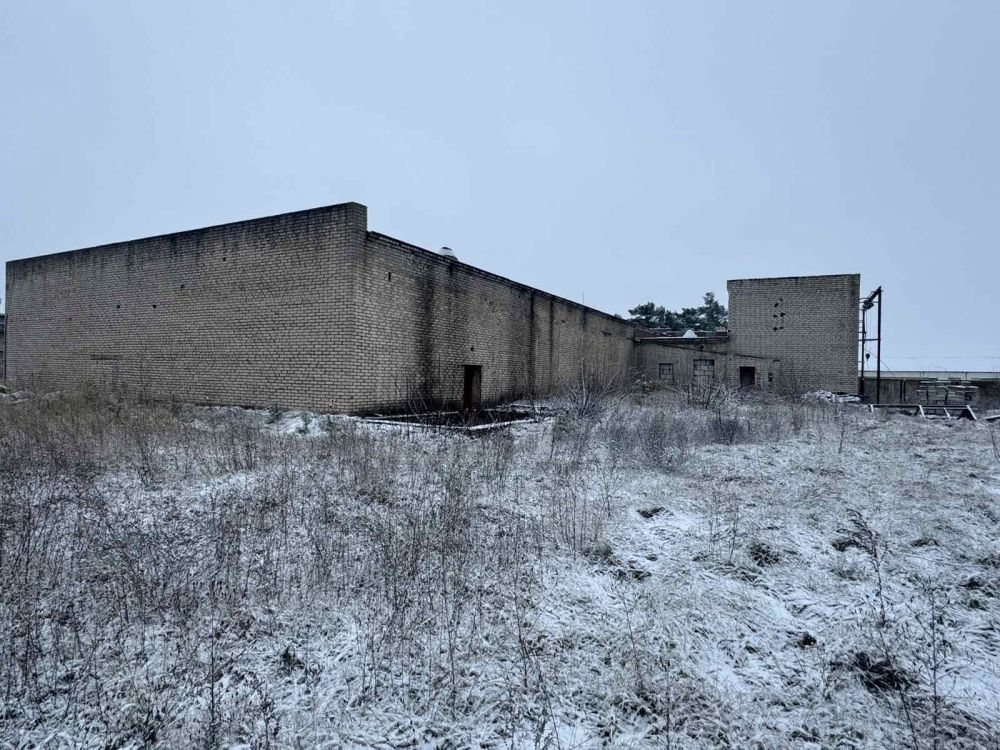 Здание многофункциональное юго-западнее д. Хойники, площадью 1006.4 кв.м.