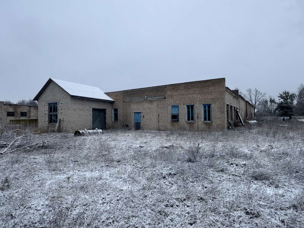 Здание многофункциональное колбасного цеха (убойный цех) юго-западнее д. Хойники (Берёзовский р-н), площадью 1006.4 кв.м.