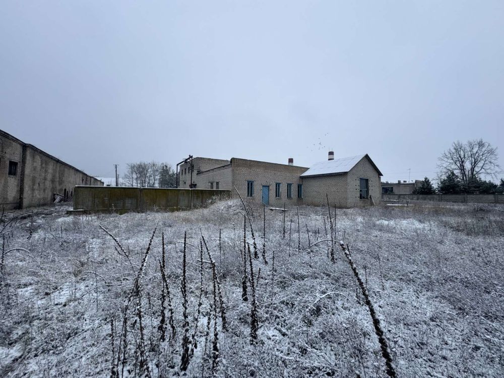 Здание многофункциональное юго-западнее д. Хойники, площадью 1006.4 кв.м.