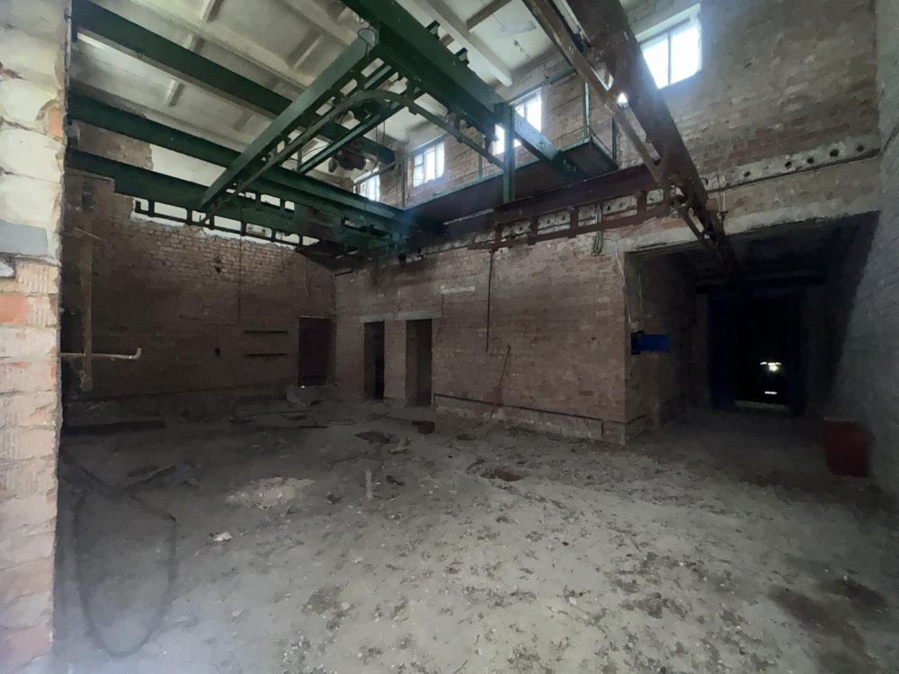 Здание многофункциональное юго-западнее д. Хойники, площадью 1006.4 кв.м.