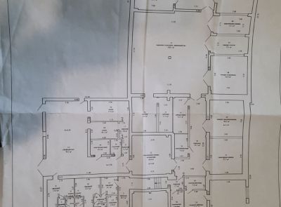 Здание многофункциональное юго-западнее д. Хойники, площадью 1006.4 кв.м.