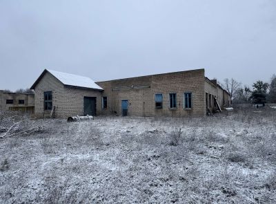 Здание многофункциональное юго-западнее д. Хойники, площадью 1006.4 кв.м.