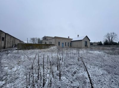 Здание многофункциональное юго-западнее д. Хойники, площадью 1006.4 кв.м.