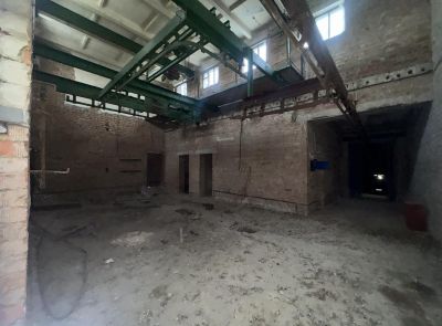 Здание многофункциональное юго-западнее д. Хойники, площадью 1006.4 кв.м.