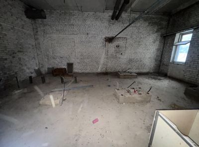 Здание многофункциональное юго-западнее д. Хойники, площадью 1006.4 кв.м.